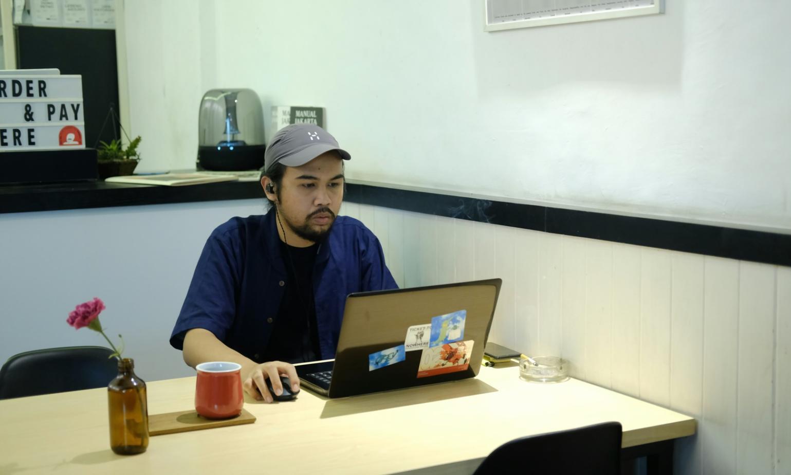 Calculadora y documentos sobre mesa de trabajo